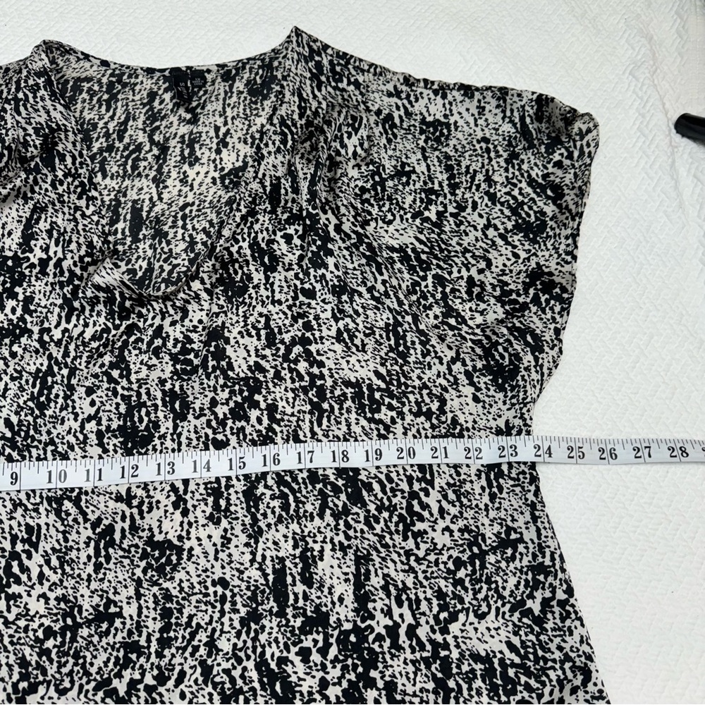 Sioni💜 Black and White V-Neck Flutter Sleeve Size 1X - Picture 9 of 9